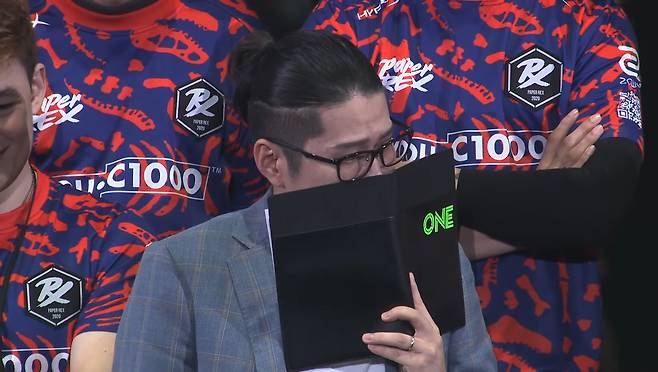 오열하는 호스트 'OooDa' 오카가미 테츠야(이미지=발로란트 일본 방송)