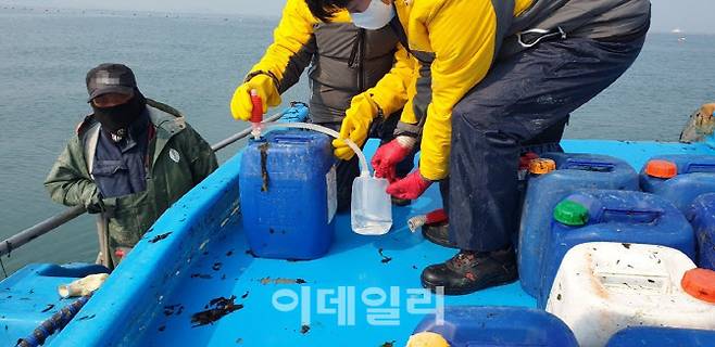 경기도 김 양식장 무기산(염산) 불법 사용 단속 현장.(사진=경기도)