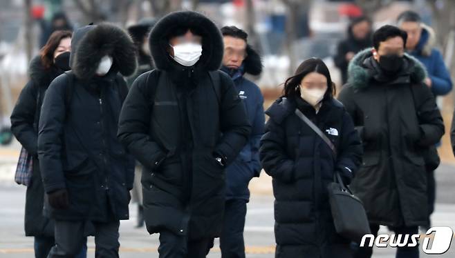 전국 대부분의 지역에 강추위가 이어지는 26일 오전 서울 종로구 광화문광장 일대에서 시민들이 두꺼운 옷으로 몸을 감싼채 출근길을 재촉하고 있다. 2022.12.26/뉴스1 ⓒ News1 송원영 기자