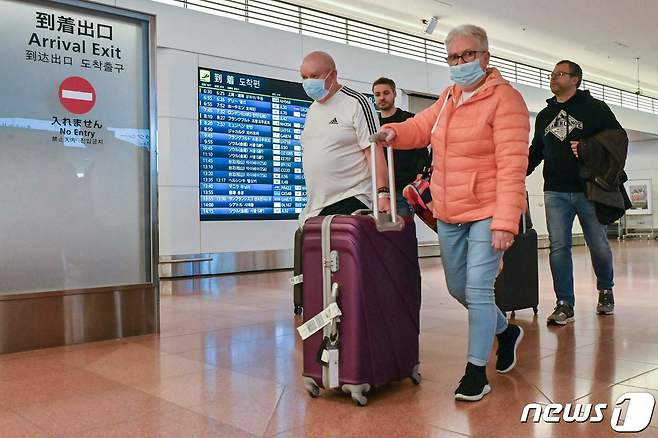 지난 10월 11일 일본 도쿄 하네다공항에 외국인 여행객들이 도착해 이동하고 있다. ⓒ AFP=뉴스1 ⓒ News1 강민경 기자