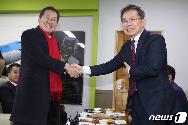 홍준표 대구시장이 지난 16일 오후 경북 군위군청을 방문해 김진열 군위군수와 악수하고 있다. /뉴스1 ⓒ News1 공정식 기자