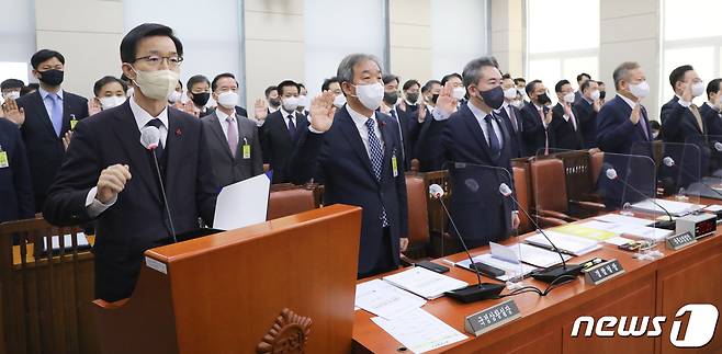 이상민 행정안전부 장관과 윤희근 경찰청장 등이 27일 오전 서울 여의도 국회에서 열린 용산 이태원 참사 진상규명과 재발방지를 위한 국정조사특별위원회 전체회의에서 증인 선서를 하고 있다. 왼쪽부터 방문규 국무조정실장, 한오섭 대통령실 국정상황실장, 윤희근 경찰청장, 이상민 행정안전부 장관, 조규홍 보건복지부 장관, 남화영 소방청장 직무대리. 2022.12.27/뉴스1 ⓒ News1 허경 기자