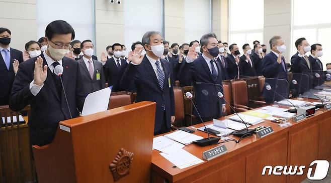 이상민 행정안전부 장관과 윤희근 경찰청장 등이 27일 오전 서울 여의도 국회에서 열린 용산 이태원 참사 진상규명과 재발방지를 위한 국정조사특별위원회 전체회의에서 증인 선서를 하고 있다. 왼쪽부터 방문규 국무조정실장, 한오섭 대통령실 국정상황실장, 윤희근 경찰청장, 이상민 행정안전부 장관, 조규홍 보건복지부 장관, 남화영 소방청장 직무대리. 2022.12.27/뉴스1 ⓒ News1 허경 기자