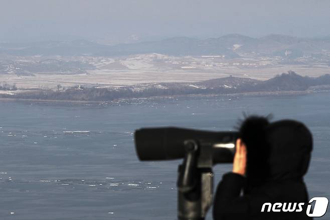 27일 오전 경기 파주 오두산 통일전망대를 찾은 시민들이 북한 황해북도 개풍군 일대를 망원경을 통해 바라보고 있다. 2022.12.27/뉴스1 ⓒ News1 민경석 기자