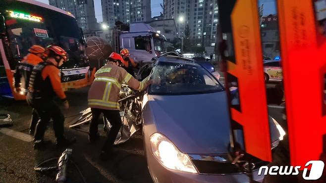 당진시 읍내동 한 도로를 달리던 고속버스와 승용차 추돌사고 현장(당진소방서 제공)