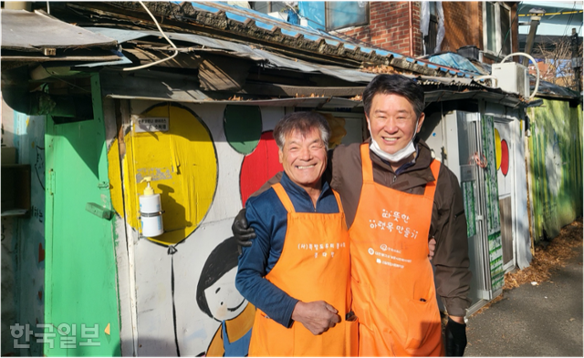 8일 서울 영등포구 영등포역 쪽방촌 골목에서 김윤석(오른쪽) 경감과 안승호씨가 어깨동무를 하고 있다. 강지수 기자