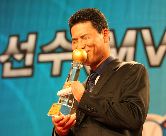 지난 2009년 10월 27일 서울 잠실롯데호텔에서 열린 2009프로야구 최우수선수/신인선수 시상식에서 MVP로 선정된 김상현이 트로피를 들고 키스를 하고 있다. 사진=김민규 기자