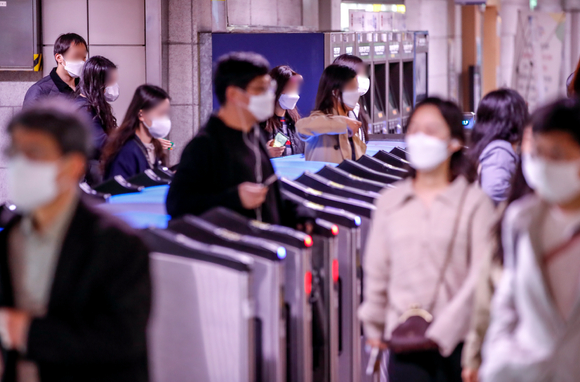 사회적 거리두기가 해제된 다음날인 19일 오전 서울 중구 시청역에서 마스크를 쓴 시민들이 이동하고 있다.  [사진=뉴시스]