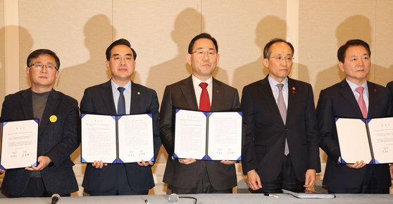 여야 지도부가 22일 오후 서울 여의도 국회에서 열린 내년 예산안·세법 일괄 합의 발표 기자회견에서 합의문을 들고 포즈를 취하고 있다. 왼쪽부터 더불어민주당 김성환 정책위의장, 박홍근 원내대표, 국민의힘 주호영 원내대표, 추경호 경제부총리, 국민의힘 성일종 정책위의장. 연합뉴스