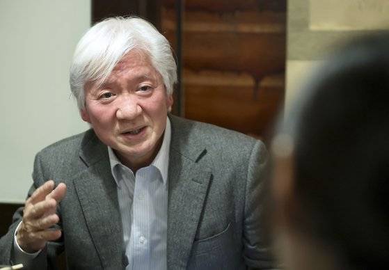 겐조 요시카즈 일본 게오오대 상학부 교수가 20일 일본 도쿄에서 이기일 보건복지부 제1차관과 연금개혁에 대해 얘기하고 있다. [보건복지부 제공]