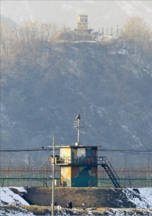 북한 무인기가 우리 영공을 침범하면서 군사적 긴장이 고조되고 있다. 27일 경기 파주 접경지역에서 철조망을 사이에 두고 우리 군 초소(아래)와 북한군 초소가 마주한 모습. 뉴스1