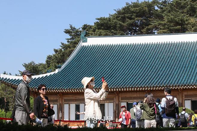 지난 5월 시민들이 청와대 경내를 둘러보는 모습.  성동훈 기자