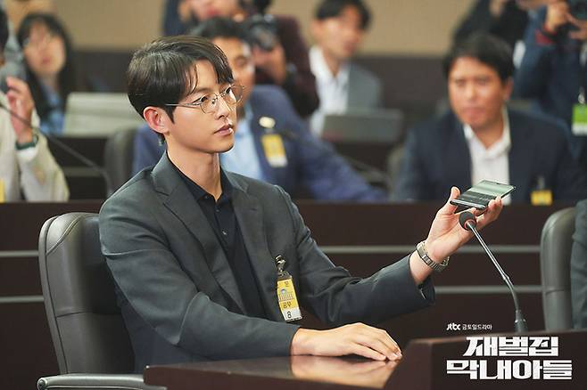 JTBC 드라마 <재벌집 막내아들>에서 비서 윤현우가 깨어나 국회 청문회에서 증언하는 장면. JTBC 제공