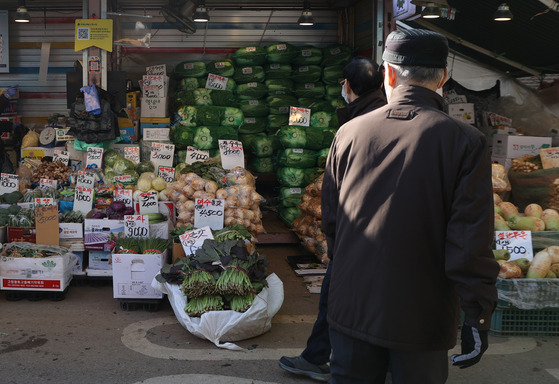 A photo of a traditional market situated in Seoul. The Federation of Korean Industries (FKI) forecasts that household spending for next year is expected to decrease an average of 2.4 percent compared to last year, according to a survey published on Dec. 6. [YONHAP]