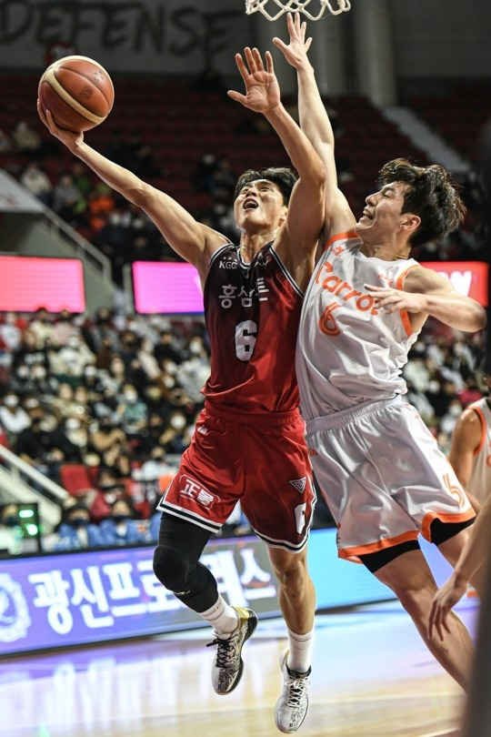 레이업을 시도하는 박지훈[KBL 제공]