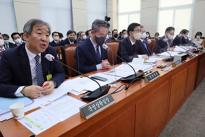 한오섭 대통령실 국정상황실장(왼쪽)이 27일 국회에서 열린 이태원 참사 국정조사 특별위원회에 참석해 발언하고 있다. 왼쪽 둘째는 윤희근 경찰청장.   【연합뉴스】