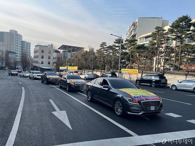 은마아파트 재건축추진위원회 주민들이 26일 서울 용산구 한남동 정의선 현대차그룹 회장의 자택 인근 에서 차량 시위를 진행하고 있다. /사진=김진석 기자