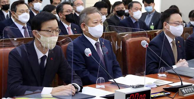 [서울=뉴시스] 추상철 기자 = 이상민 행정안전부 장관이 27일 오전 서울 여의도 국회에서 열린 '용산 이태원 참사 진상규명과 재발방지를 위한 국정조사 특별위원회 전체회의'에 출석해 있다. 2022.12.27.