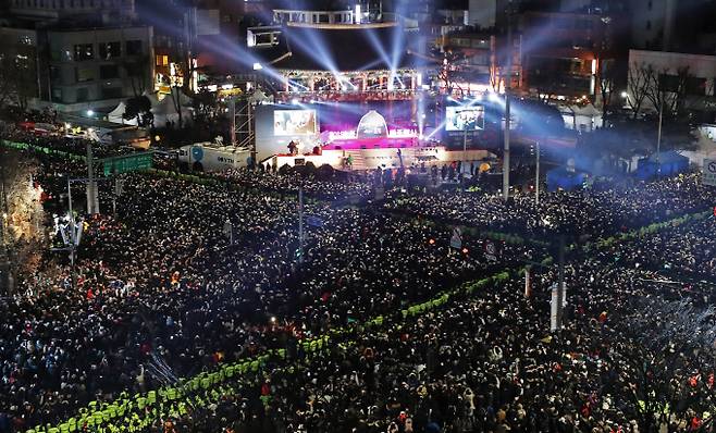 사진은 지난 2019년 1월1일 서울 종로구 보신각 앞에서 열린 제야의 종 타종행사를 보기 위해 시민 10만여명이 운집한 모습. /사진=뉴스1