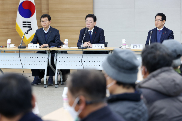 이재명 더불어민주당 대표가 북한의 군용 무인기가 우리 영공을 침범한 것을 두고 "무능한 안보는 죄악"이라며 유능한 대책과 대비를 요청했다. 사진은 27일 전남 장흥축산농협에서 '국민 속으로, 경청투어 전남편'의 일환으로 열린 전기세 폭등 피해 농업인 간담회에 참석해 인사말 하는 이 대표. /사진=뉴스1