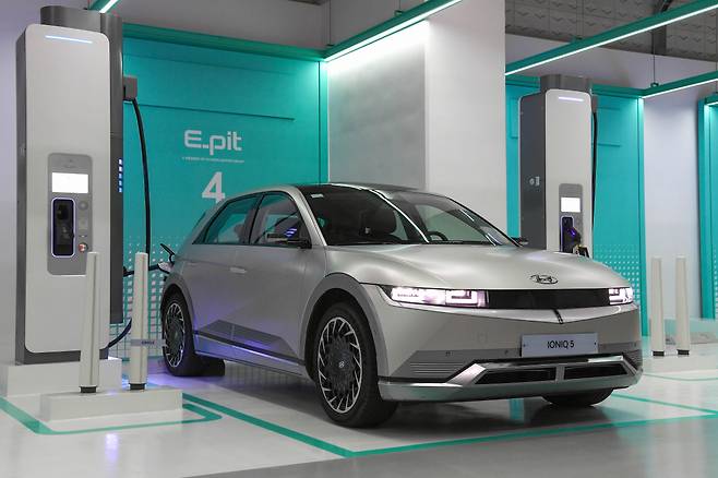 전기차 초고속 충전소 ‘을지로 센터원 E-pit’에서 현대차 아이오닉5가 충전을 하고 있다. [현대차그룹 제공]