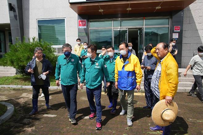 경주시의회가 태풍 힌남노 현장을 방문해 점검하고 있다. 시의회 제공