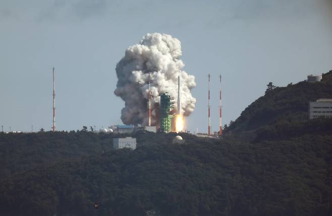 국내 독자 기술로 개발된 한국형 발사체 누리호(KSLV-Ⅱ)가 지난 6월 21일 전남 고흥군 나로우주센터에서 2차 발사되고 있다. 연합뉴스