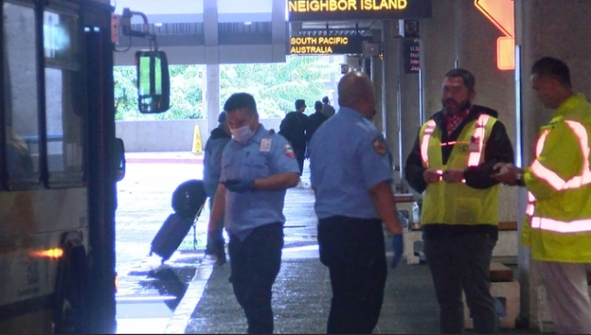 지난 18일(현지시간) 미 하와이주 호놀룰루 국제공항 주변에 공항 관계자들이 모여 있다. 앞서 미 애리조나주 피닉스에서 호놀룰루로 향하던 하와이안항공 여객기가 착륙 30여 분을 앞두고 1만ｍ 상공에서 강력한 난기류를 만나 승객 36명이 다쳤다. AP뉴시스