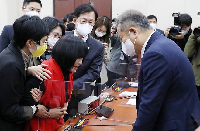 이상민 행정안전부 장관이 27일 오후 서울 여의도 국회에서 열린 '용산 이태원 참사 진상규명과 재발방지를 위한 국정조사 특별위원회 전체회의'에 정회 선포 후 고 이지한씨 어머니인 조미은 씨와 대화를 하고 있다. 뉴시스