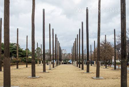 부산시민공원은 문화 예술 체험, 전시는 물론 어린이 놀이 시설, 애기동백 미로정원, 숲속북카페 등을 운영한다. 산책하기도, 휴식을 즐기기에도 더없이 알맞은 공간이다.