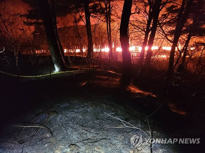 양양서 폐기물 소각장 화재 산불로 번져 (양양=연합뉴스) 27일 오전 0시 28분께 강원 양양군 양양읍 화일리 한 야산에서 불이 나 불길이 번지고 있다. 불은 인근 생활폐기물 소각시설에서 시작돼 산으로 번졌으나 1시간 30여 분만에 진화됐다. 2022.12.27 [강원도 산불방지대책본부 제공. 재판매 및 DB 금지] conanys@yna.co.kr