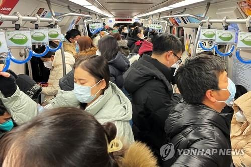 코로나 감염 확산에도 지하철 타고 출근하는 베이징 시민들 (베이징 로이터=연합뉴스) 중국에서 코로나19 감염이 급속도로 확산하는 가운데 26일 베이징에서 시민들이 지하철을 타고 출근하고 있다