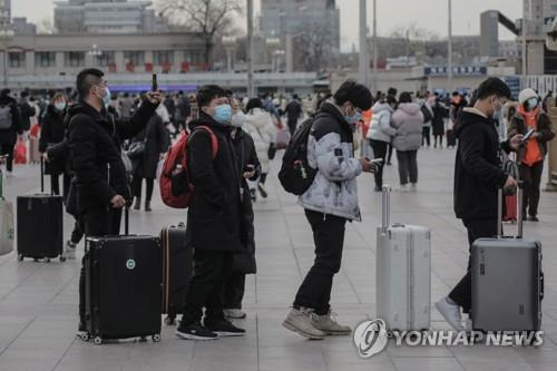 지난해 춘제 연휴 뒤 코로나 검사받는 베이징 시민들 [EPA 연합뉴스 자료사진]