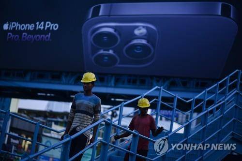 애플의 아이폰 광고 간판 앞을 지나는 인도 노동자들  [EPA=연합뉴스 자료사진]