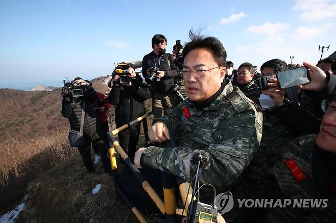 북한 지역 살펴보는 정진석 위원장 (백령도=연합뉴스) 국민의힘 정진석 비상대책위원장이 27일 백령도 해병대 6여단 807 OP 전망대에서 북한 지역을 살펴보고 있다. 2022.12.27 [국회사진기자단] photo@yna.co.kr