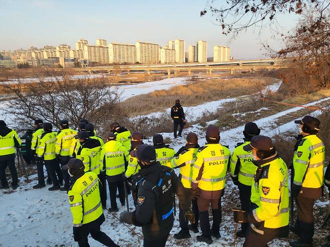 27일 오후 경기 파주시의 한 강가에서 경찰이 살해당한 50대 여성의 시신을 찾기 위해 수색 중이다. (사진=연합뉴스)