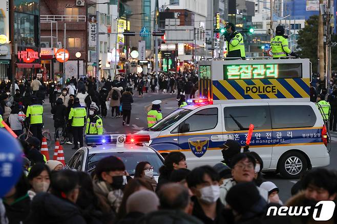 부산 수영구 광안리해수욕장 일대에서 열린 '제17회 부산불꽃축제'를 앞두고 경찰관들이 인파 통제를 하고 있다. 2022.12.17/뉴스1 ⓒ News1 김영훈 기자