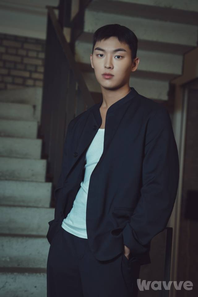 배우 최현욱이 향후 연기 방향성에 대해 고민하고 있다고 털어놨다. /웨이브 제공