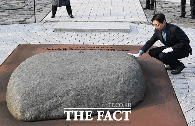 김경수 전 경남도지사는 28일 출소 후 첫 일정으로 권양숙 여사를 예방하고 고(故) 노무현 전 대통령 묘역을 참배했다. 김 전 지사는 "노 전 대통령의 국민통합과 대연정을 돌아봐야 할 때"라고 말했다. /김해=이동률 기자