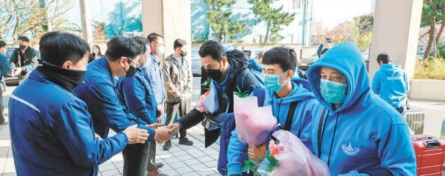 지난달 17일 현대중공업 울산조선소 내 기숙사에 도착한 태국 근로자들이 직원들의 환영을 받고 있다. 이들은 올해 4월 
산업통상자원부-법무부가 조선업 관련 ‘전문인력비자(E-7) 발급지침’을 개정한 이후 처음으로 입국한 근로자이다. 현대중공업 제공