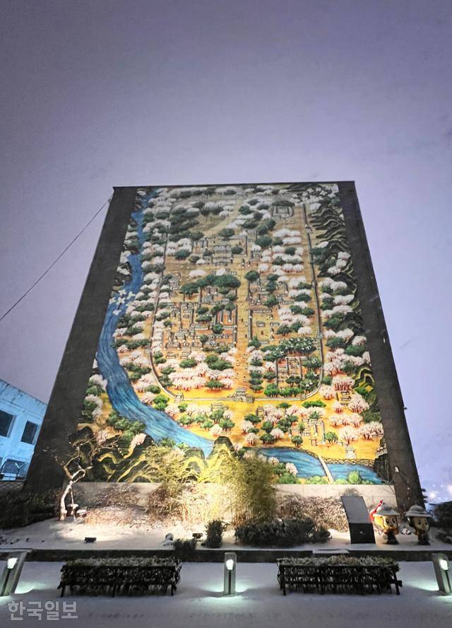 완산경찰서 측면 외벽이 홍찬석 작 '전주의 봄' 타일 작품으로 장식돼 있다. 18세기 전주읍성 고지도를 바탕으로 제작한 작품이다.