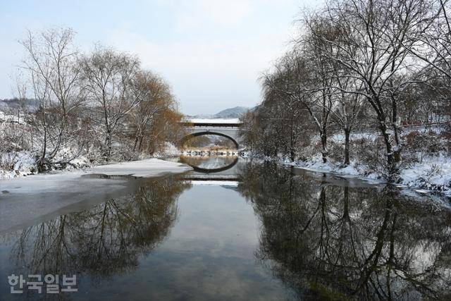 전주천은 도심하천 재생의 모범으로 꼽힌다. 남천교 위에 한옥마을로 통하는 상징물로 '청연루'가 세워져 있다.