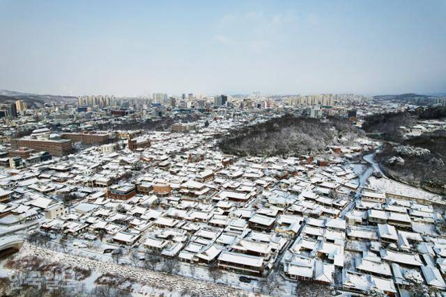 전주향교 부근 한옥마을 설경. 정면 야트막한 봉우리 위에 오목대가 있다.