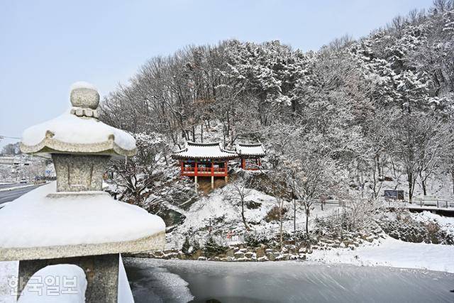 전주천변 언덕의 한벽루. 임실에서 흘러온 물길이 막 전주 시내로 들어서는 길목에 위치한다.