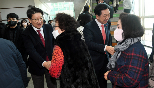 ▲ 횡성 문화예술회관에서 열린 홍천·횡성·영월·평창 당협 당원연수에서 권성동(왼쪽에서 두번째), 김기현 당대표 후보가 당원들과 악수를 나누고 있다. 서영