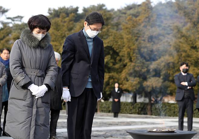 김경수 전 경남지사가 28일 배우자 김정순씨와 함께 경남 김해시 진영읍 봉하마을 노무현 전 대통령 묘역을 참배하고 있다.  연합뉴스