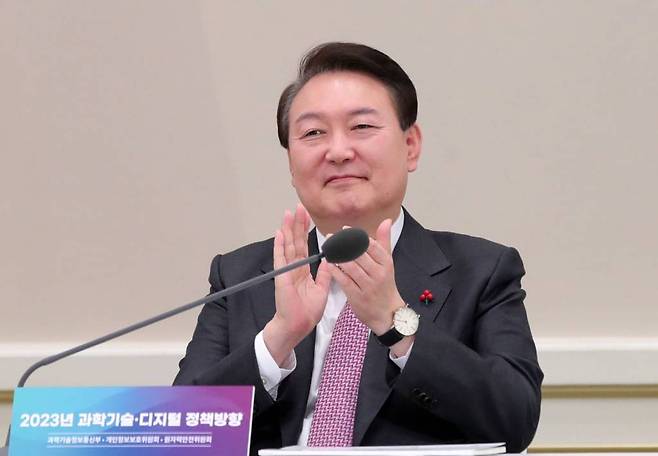 윤석열 대통령이 28일 청와대 영빈관에서 열린 2023 과학기술정보통신부·개인정보보호위원회·원자력안전위원회 업무보고에서 이종호 과학기술정보통신부 장관의 다누리호 달 궤도 진입 성공 발언에 박수를 치고 있다. /사진=뉴시스