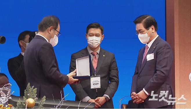 한국교회총연합 이영훈 신임 대표회장(오른쪽)이 축하패를 전달받고 있다.