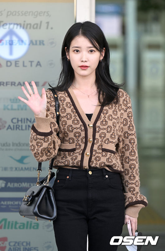 [OSEN=인천공항, 이대선 기자] 아이유가 22일 오전 2023 밀라노 패션 위크 참석을 위해 인천국제공항을 통해 출국했다.가수 겸 배우 아이유가 출국장으로 향하며 인사를 하고 있다. 2022.09.22 /sunday@osen.co.kr