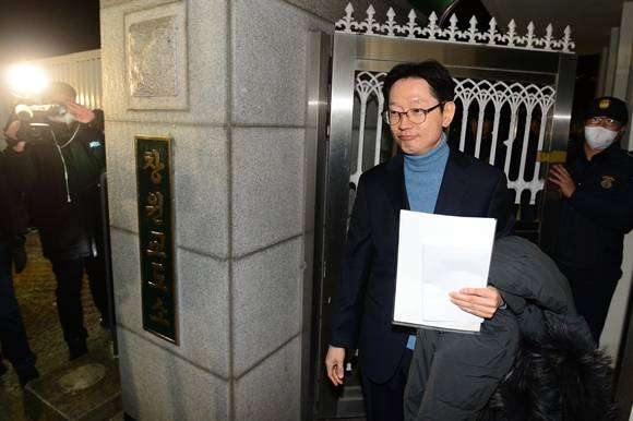 28일 0시를 기해 사면된 김경수 전 경남지사가 이날 새벽 경남 창원교도소를 나서고 있다. 정부는 지난 27일 이명박 전 대통령과 김경수 전 지사 등이 포함된 신년 특별사면 대상자를 발표했다. 2022.12.28. 뉴시스